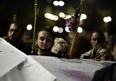 FOTO&VIDEO / Marșul chitarelor, pe muzica durerii. Sute de oameni au adus un omagiu celor care au murit în Colectiv. Părinții și-au înăbușit durerea: „Vrem să se facă dreptate”