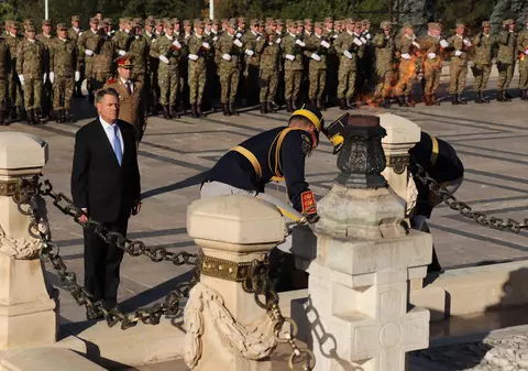 Ziua Armatei Române: Klaus Iohannis şi Viorica Dăncilă, împreună la manifestaţiile din Parcul Carol