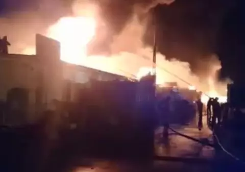 VIDEO | Incendiu de proporții în Sibiu, la un depozit de uleiuri şi vopsea. Avertismentul autorităților