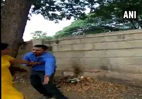 I-a cerut să facă sex ca să-i acorde creditul bancar. Ce a urmat e mai ceva ca-n filme | FOTO