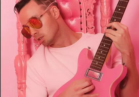 VIDEO | Doliu în lumea muzicii! Un cunoscut rapper a murit în timp ce filma ultimul videoclip, pe aripa avionului