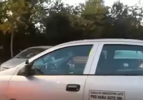 VIDEO / Instructor auto din București, filmat în timp ce conducea din dreapta. Ce riscă șoferul