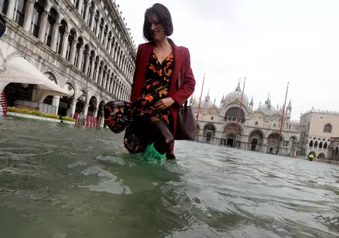 Inundații istorice în Italia. Trei persoane au murit, iar în Veneția apa depășește un metru și jumătate pe străzi