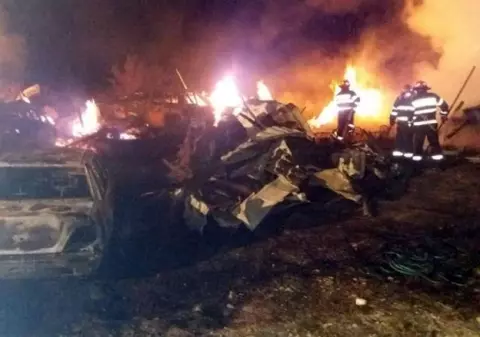 Incendiu puternic în Argeş. Trei case şi trei maşini s-au făcut scrum