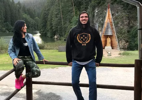 Cum arată fiul antrenoarei Kinga Sebestyen. Alex are 22 de ani și a petrecut patru luni în România împreună cu mama lui