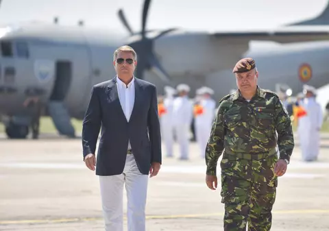 GALERIE FOTO/ Cum se îmbracă bărbaţii din politică. Klaus Iohannis este obsedat de cravata albastră, Eugen Teodorovici îşi pune iniţialele pe cămăşi