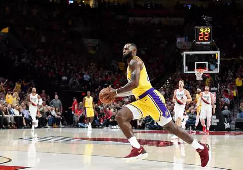 LeBron James, înfrângere la debutul oficial pentru los Angeles Lakers. Cifre impresionante pentru ”Rege” / GALERIE FOTO&VIDEO