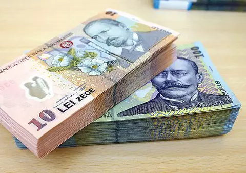 Cum au reacționat doi oameni care au găsit o sacoșă plină cu bani, pe o bancă. Banii proveneau din vânzarea unui apartament