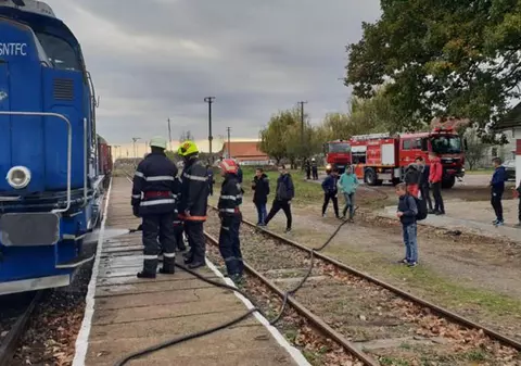 Incendiu într-un tren! 30 de călători s-au evacuat singuri după ce au constatat că iese fum din vagon