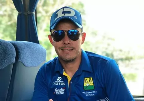Drama din viața unui fotbalist columbian. Soția sa a murit de cancer, dar ce face băiețelul său pentru el este iubire pură | FOTO