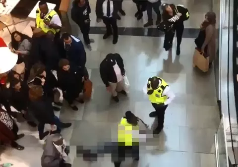 Un bărbat a plonjat de la un etaj superior al unui mall din Londra. A căzut fix în capul unei femei