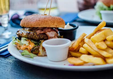 Angajații unui fast-food, sancționați de șef pentru că nu au reușit să atingă ținta de vânzări. Pedeapsa ”imorală” primită