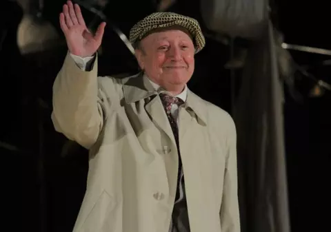 Iubire necondiționată de timp… La doi ani de la moartea lui Marin Moraru, câinele lui încă îl caută prin casă!