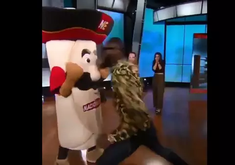 VIDEO | Momentul în care un campion mondial la box îi rupe maxilarul unei mascote, în direct la TV
