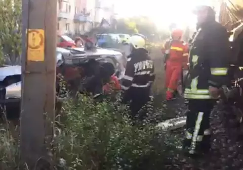 Moarte îngrozitoare pentru patru oameni în Lugoj. Mașina în care se aflau a fost spulberată de tren / FOTO&VIDEO