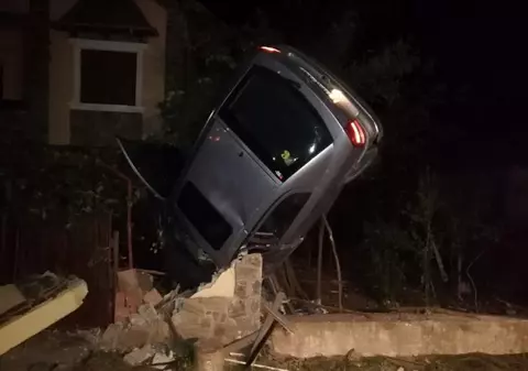 O mașină a rămas suspendată într-un gard, în Olt, după un accident de circulație |VIDEO