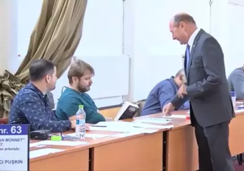 Traian Băsescu, sfidat de un membru din comisia de vot, la referendumul pentru definirea familiei