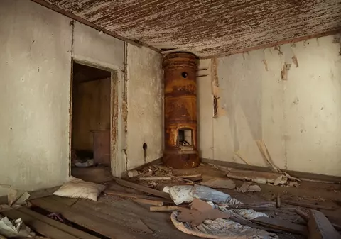 Condiții inumane de trai pentru 20 de români care au închiriat o casă în Marea Britanie. Proprietarul a început să râdă când i s-au arătat pozele din interior
