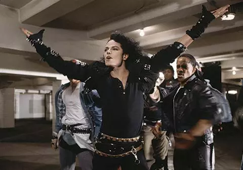 Jacheta purtată de Michael Jackson în turneul "Bad", scoasă la licitaţie. Cât valorează haina