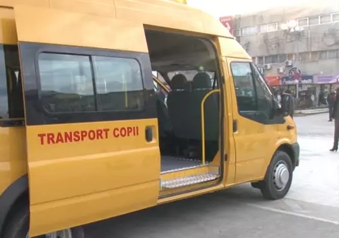 Un copil de șase ani din Neamț a fost accidentat după ce a coborât din microbuzul școlar. Cine este de vină