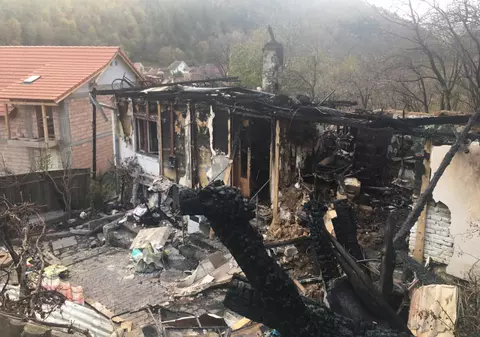 Mobilizare pentru un junior de la o echipă de fotbal din județul Sibiu care a fost la un pas de moarte. Casa bunicii lui a ars din temelii