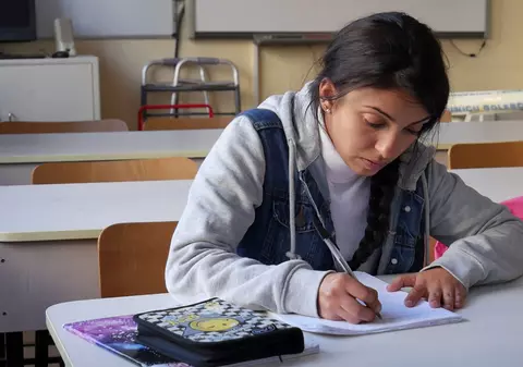 VIDEO / Monica a început școala la 19 ani. "Când eram cu mama la cerșit, mă uitam la copiii cu ghiozdane în spate și visam ca într-o zi să fiu ca ei"