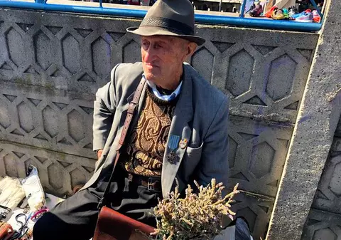 REPORTAJ: Moș Ioan Onofrei, veteranul cu 300 de lei pensie, obligat de foame să culeagă și să vândă flori / FOTO