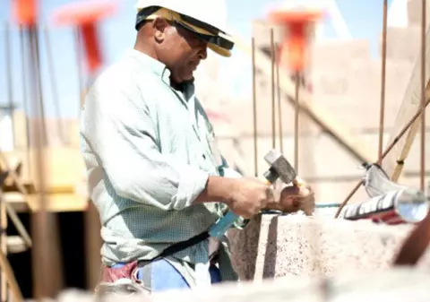 Sindicatele sesizează Avocatul Poporului, după ce Guvernul a eliminat fișa postului. „Se va schimba statutul: din salariat în sclav!”