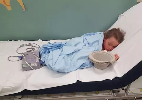 FOTO | O mamă a postat pe Facebook o imagine sfâșietoare cu fiica ei. A ajuns de la școală, la spital