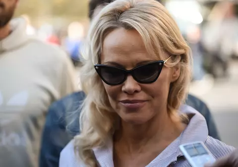 Pamela Anderson l-a vizitat pe Julian Assange în închisoare:  ”Îl iubesc și nu-mi pot imagina prin ce trece”