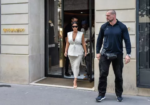 Bodyguardul lui Kim Kardashian dat în judecată pentru jaful din 2016 de la Paris