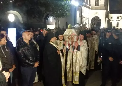 A început pelerinajul Sfintei Parascheva, la Iași. Mii de pelerini așteaptă să se închine la racla cu moaştele Cuvioasei. S-au format cozi pe mai mulți kilometri / FOTO&VIDEO