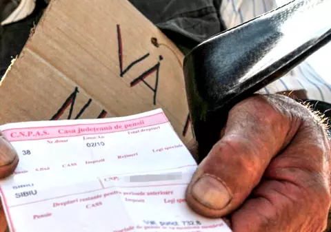 Pensiile nu vor mai veni cu poștașul din 2019. Ministrul finanțelor vrea banii virați pe card