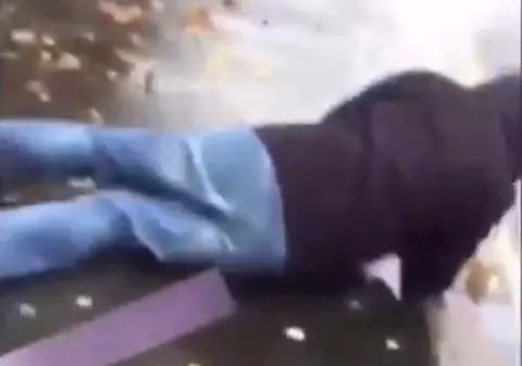 VIDEO | Un pensionar atacat în plină stradă își imploră agresorul să-l lase în pace: Te rog, sunt prea bătrân!