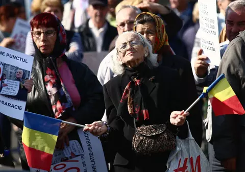 Biletele CFR primite gratuit de pensionari și voucherele de vacanță nefolosite, transformate în tichete de masă - propuneri legislative