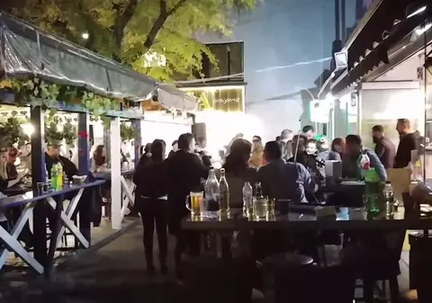 VIDEO | Când corporatiștii nu sunt acasă, dansează lăutarii pe masă! Chef mare lângă stația de metrou Pipera