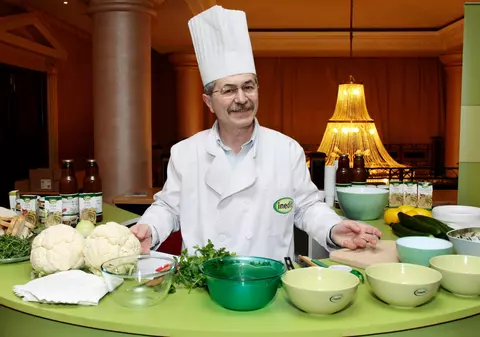 Petrișor Tănase a împlinit 60 de ani. Primul bucătar care a devenit celebru la TV și-a făcut tortul aniversar