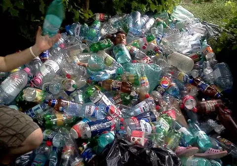 Inedit: Acum poți plăti locurile de parcare cu PET-uri