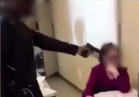 VIDEO | Adolescent filmat în timp ce amenința o profesoară cu pistolul. Ce i-a cerut tânărul cadrului didactic