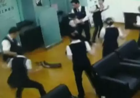 VIDEO | Momentul în care un piton cade din tavanul unei bănci, în timp ce angajații țineau o întâlnire