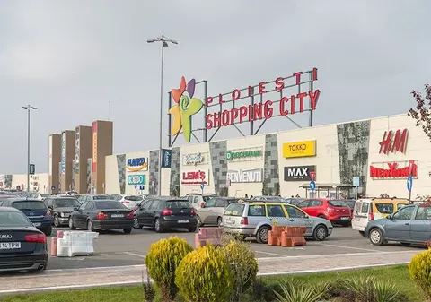 Doi bărbați au fost înjunghiați în parcarea unui mall din Ploiești. UPDATE: Agresorii au fost prinși