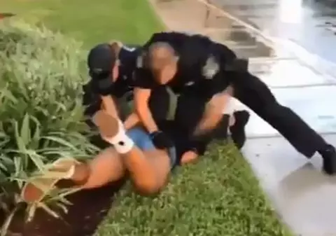 VIDEO | O adolescentă de 14 ani a fost bătută de un polițist în fața unui mall. Scena șocantă a fost filmată