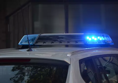 Un polițist a fost înjunghiat de trei ori într-un conflict. Omul legii a ajuns direct în sala de operații