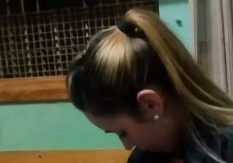 Imagine cât o mie de cuvinte. O polițistă a alăptat un bebeluș străin la secție