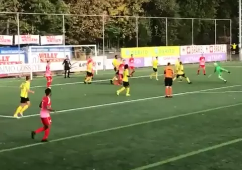 Un portar a marcat un gol minunat! A egalat la ultima fază cu o execuție rafinată! | VIDEO