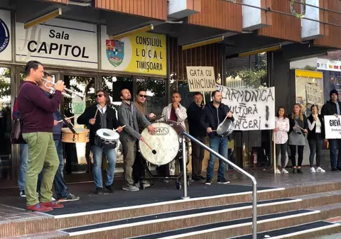 VIDEO&FOTO/ Protest cu tobe și trompete în fața Filarmonicii Banatul din Timișoara. Reclamă modul cum sunt tratați de către conducere