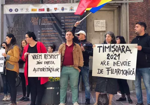 Protest cu tobe și trompete în fața Filarmonicii Banatul din Timișoara. Reclamă modul cum sunt tratați de către conducere