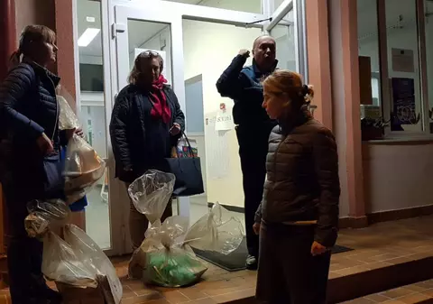 Ce nu s-a văzut la închiderea urnelor la referendum. Am asistat la numărarea voturilor în Secția 161: Buletinele valabile încăpeau lesne într-o pungă