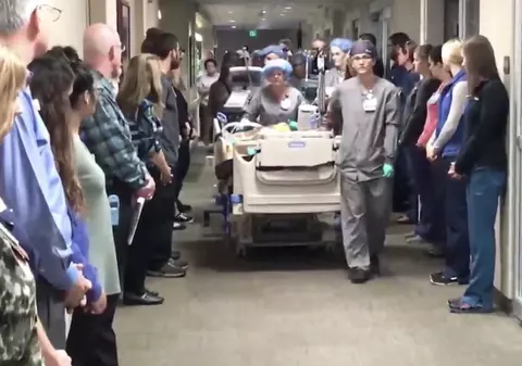 Ce înseamnă ”Marșul respectului” într-un spital. E emoționant ce pot să facă doctorii și asistentele pentru un pacient