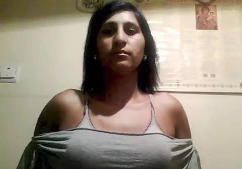 Cine este tânăra din Copșa Mică, acuzată că a biciuit o fată și a obligat-o să joace în filme pentru adulți